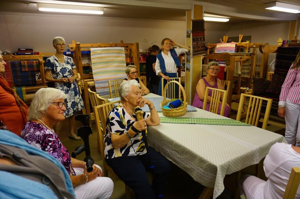 Forsamlingen lytter til at Odny-Marit forteller