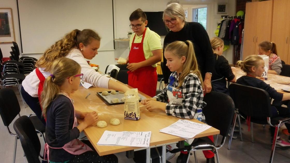 Bitten ser at Henriette, Tilla og de andre baker ut rundstykkene