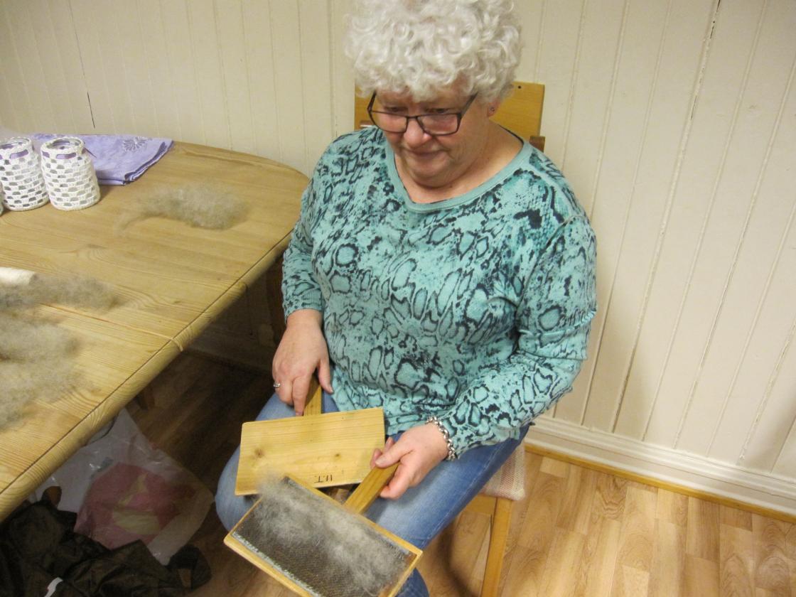 Mette viser karding av ull