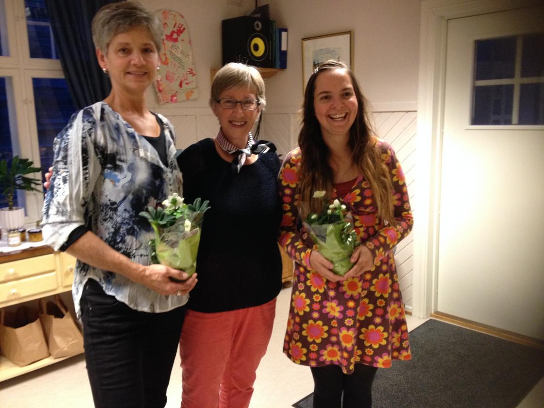 Liv takket Nina og Tina med en blomst