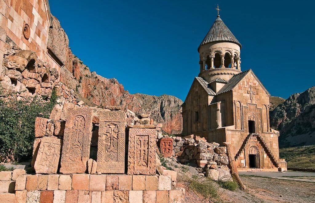 Noravank kloster, se; Steintavlene/gravsteinene me de unike uthuggningene.