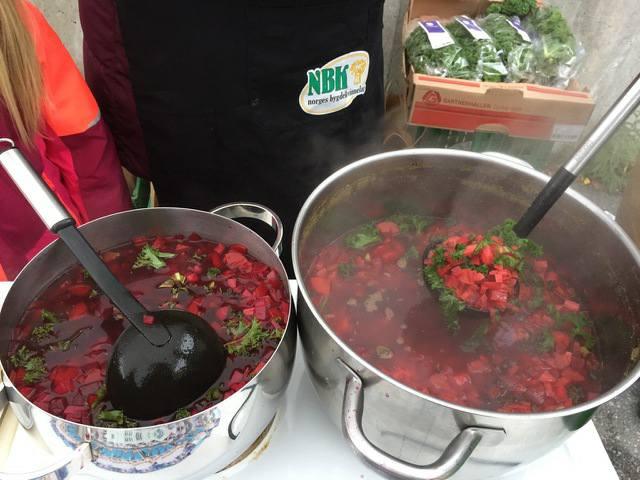 Onsøy Bygdekvinnelag har laga smaksprøver på grønsakssuppe a`la Harald Osa