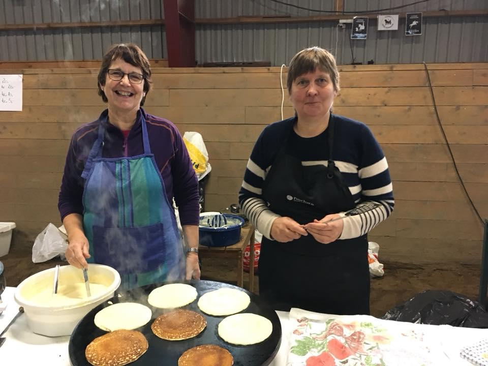 Grete Saur og Eldbjørg Sandal, steiking av sveler.