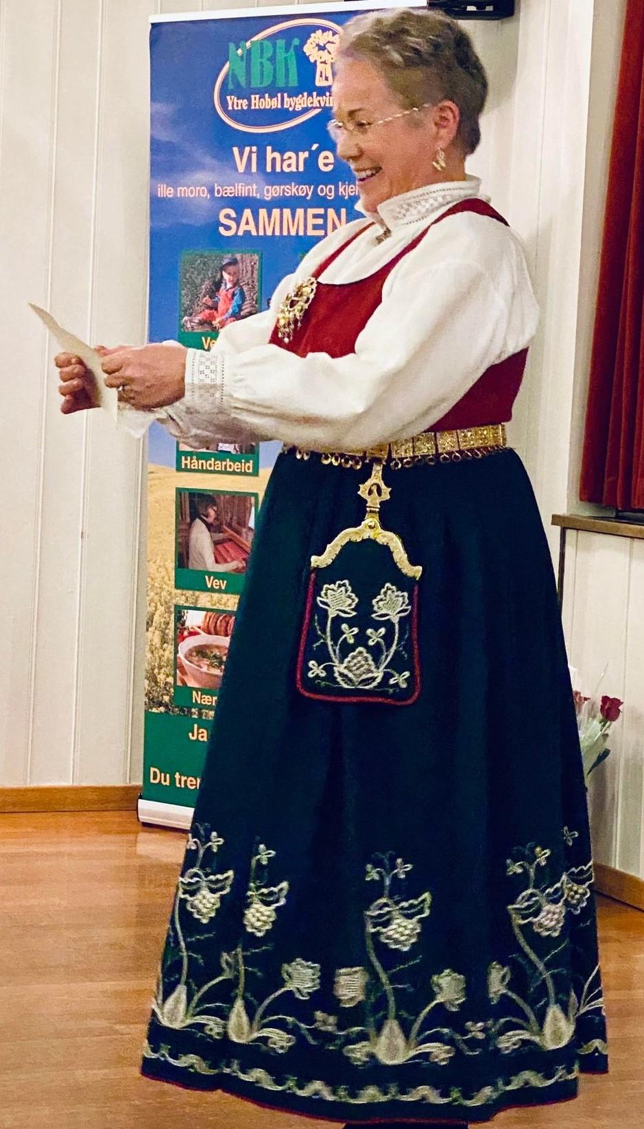 Berit Dingstad fra Øvre Hobøl Bygdekvinnelag hadde hyggelig hilsen på rim fra laget sitt.