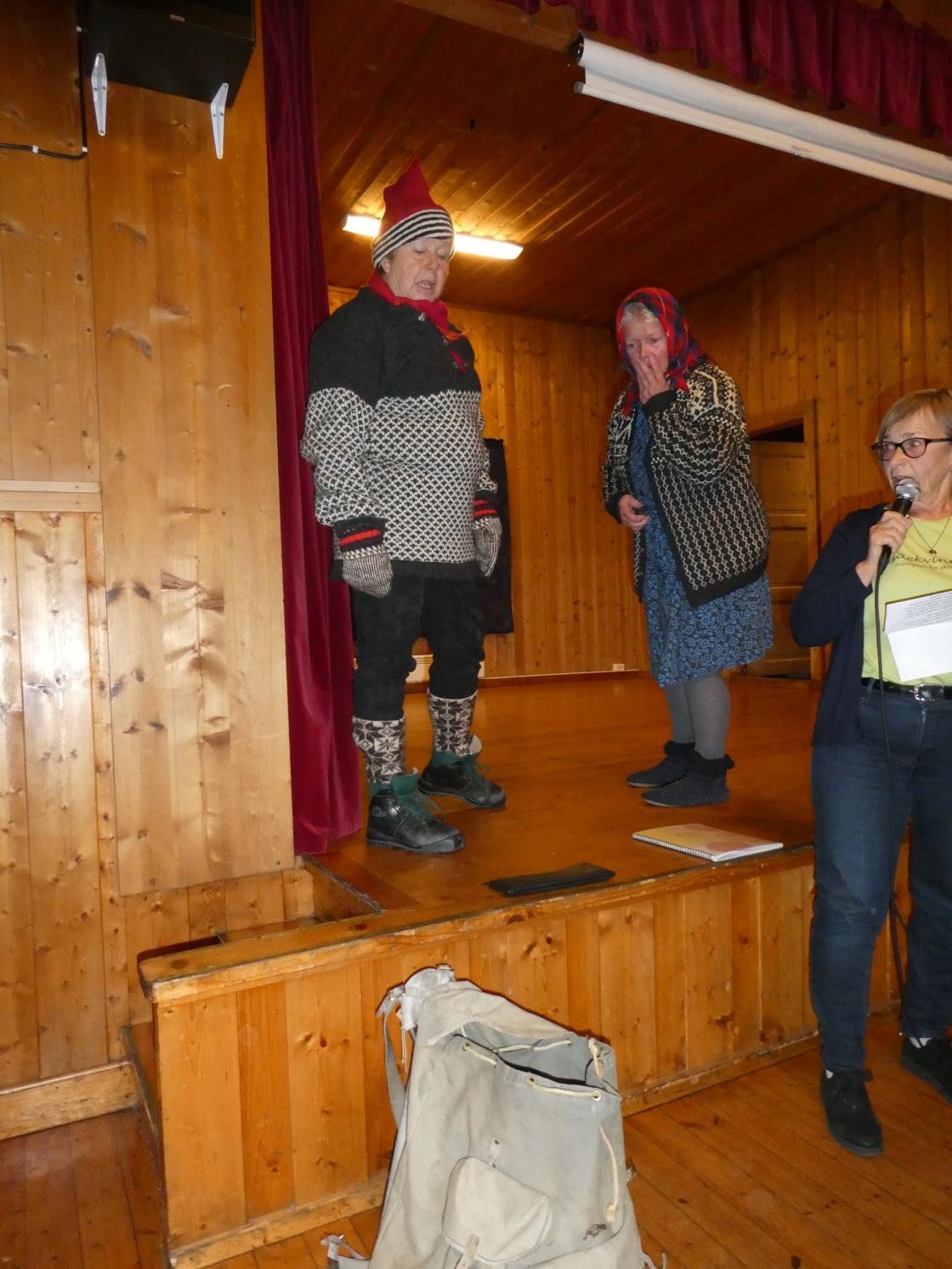 Åh, teina er tom - &amp;quot; Ho Birgjit kjem etter og ho finn det nøkk, det var så sleinjut oppi bakkan. Det er fint måneskinn....