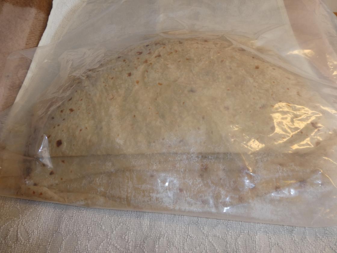 Lefsene ble lagt i plast etter steking.