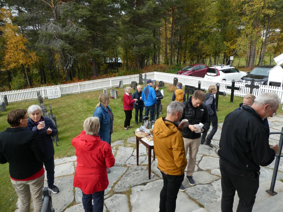 Kirkekaffe i friluft.