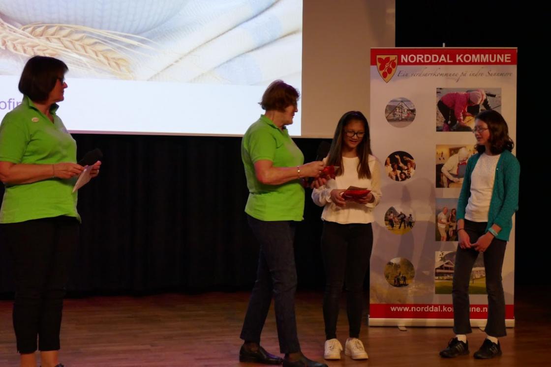 Ylva og Wiktoria fekk takk for fine innslag.