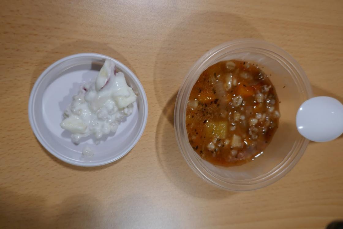 Her ser vi suppa og frokosten.