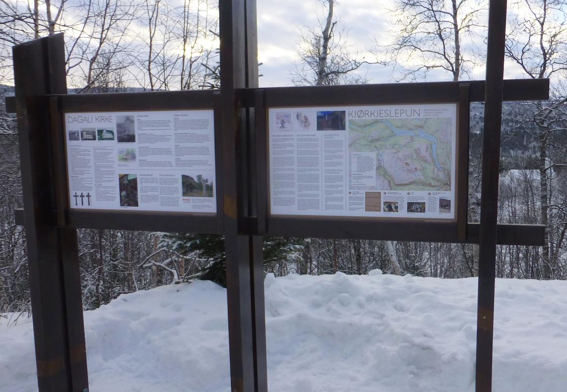 Dagali kirke kan skimtes til høyre i bildet.