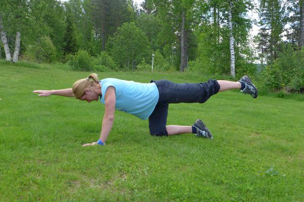 Balansestrekk: Strekk vekselvis den eine arma og det motsette beinet som ei forlenging av kroppen. 10-15 gonger på kvar side. Foto: May-Britt Sægrov.