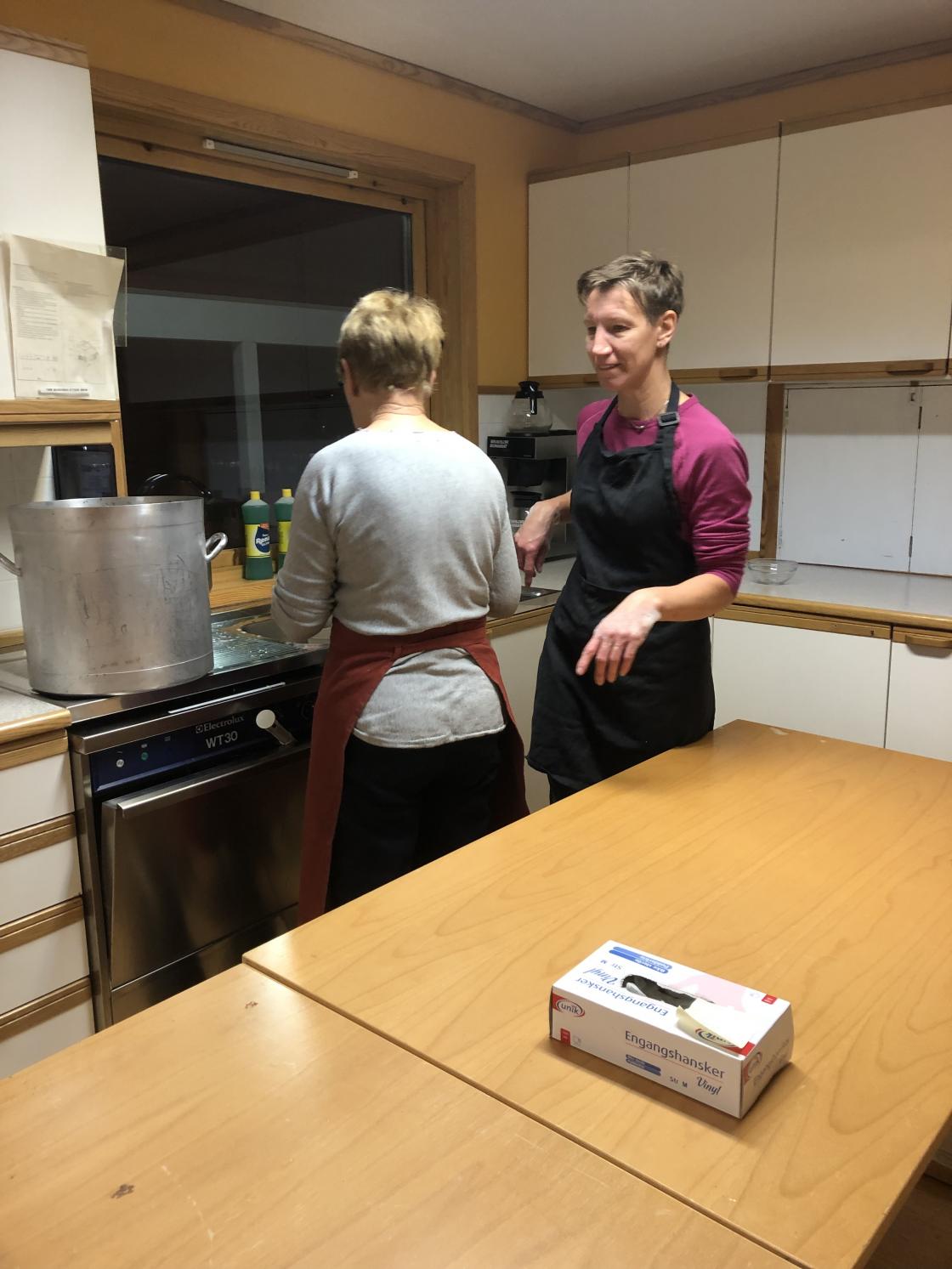 Sirdal Bygdekvinnelag møttes på sin tradisjonelle persesyltekveld. Foto: Sirdal Bygdekvinnelag.