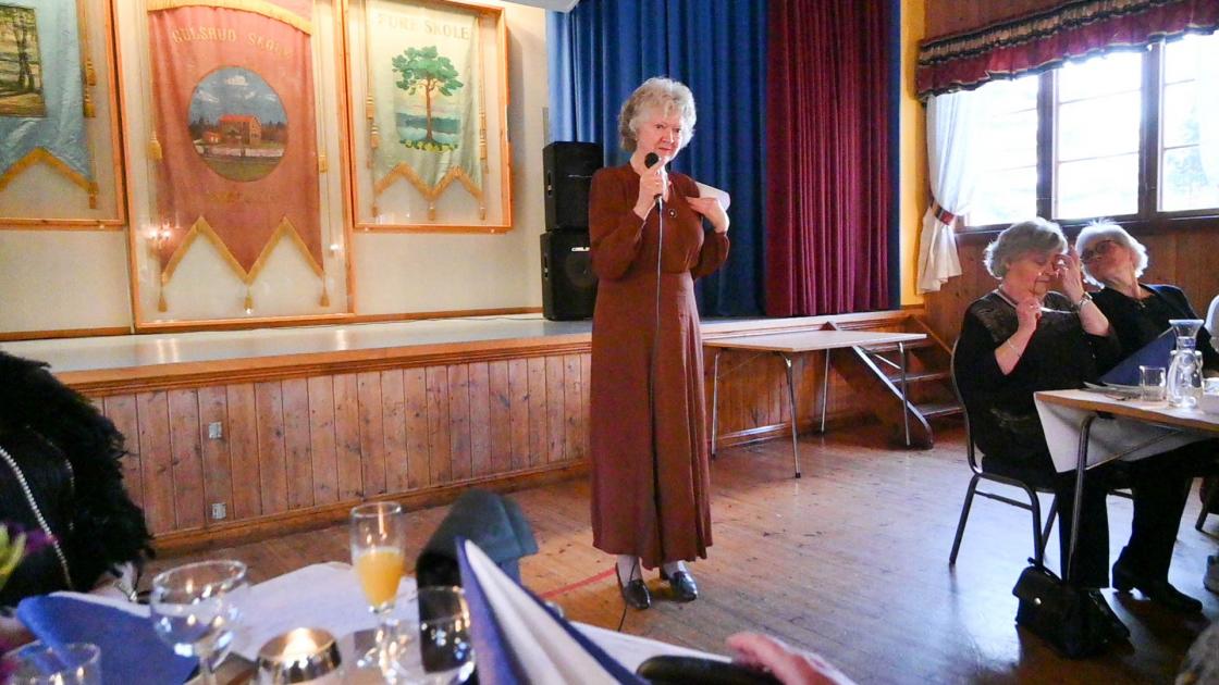 Opplesing av prolog iført kjole fra 40-tallet