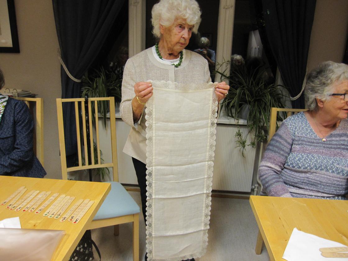 Randi viser en vakker duk