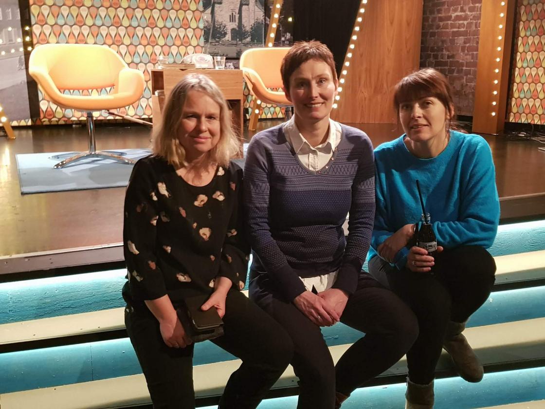 Tre damer som er klar for Språksjov  Foto: Liv Spilde