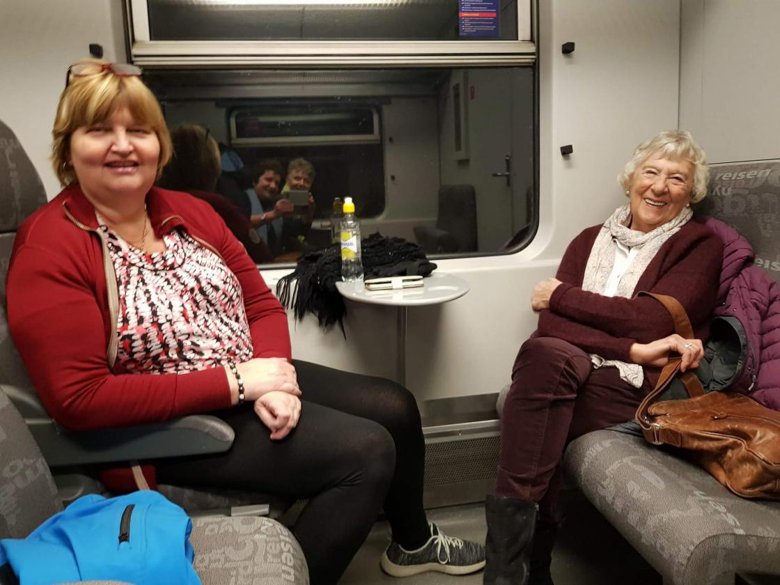 God stemning på lokaltoget til Bergen  Foto: Liv Spilde