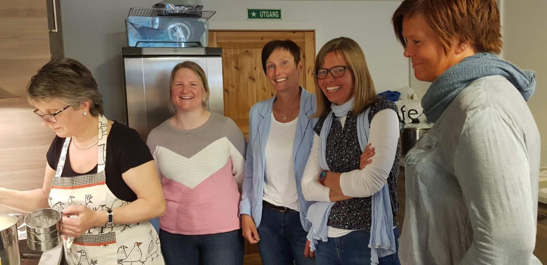 Randi visar korleis laga god rømmegraut   foto: Liv Spilde