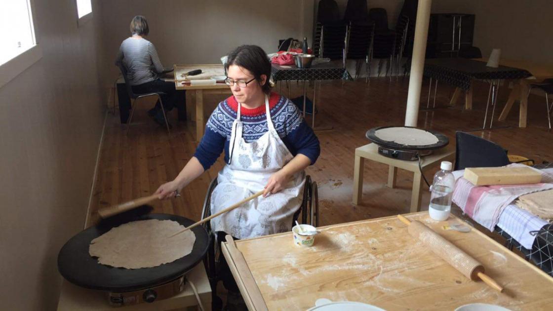 Bakeveka og flatbrødlaging. Her går det unna med steikjing på to takker.  foto: Randi S. Fenne