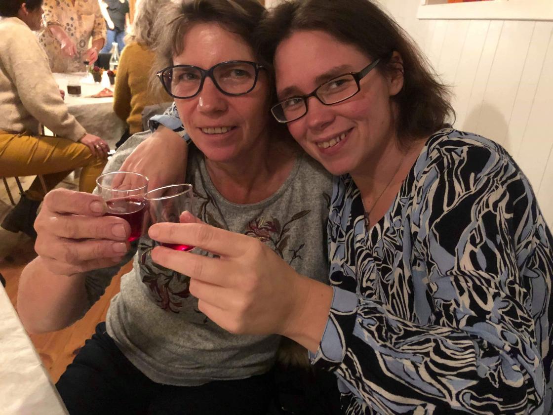 Niese og tante kosar seg med bringebærlikøren   foto: Liv Spilde
