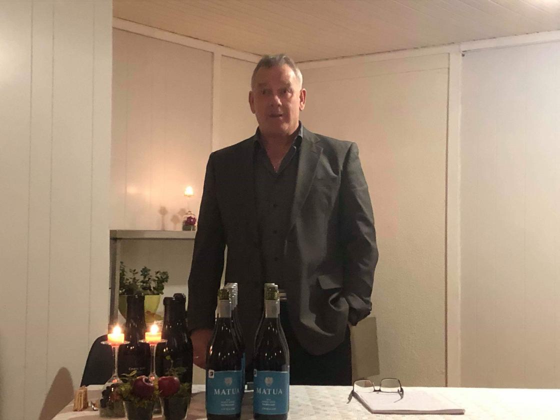 Bengt Arvidsson delar kunnskapen sin med ein lydhør forsamling   foto: Liv Spilde