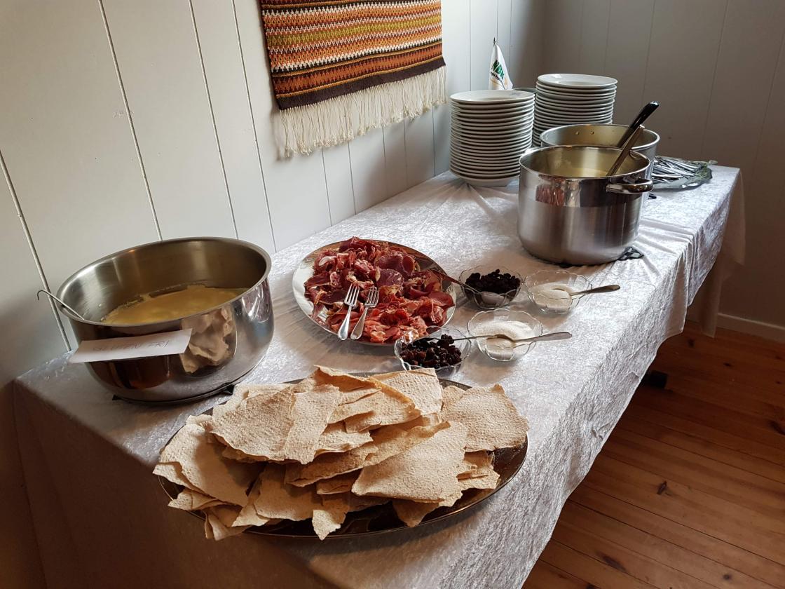 Tre ulike rømmegrautar klar til servering   foto: Bjørg A.Grønås