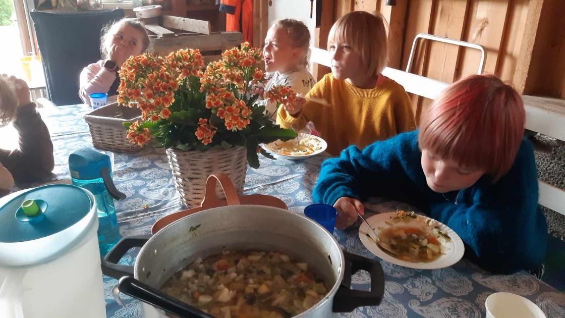 Det blr til slutt grønnsakssuppe - og de unge kokker hadde et hyggelig måltid sammen.