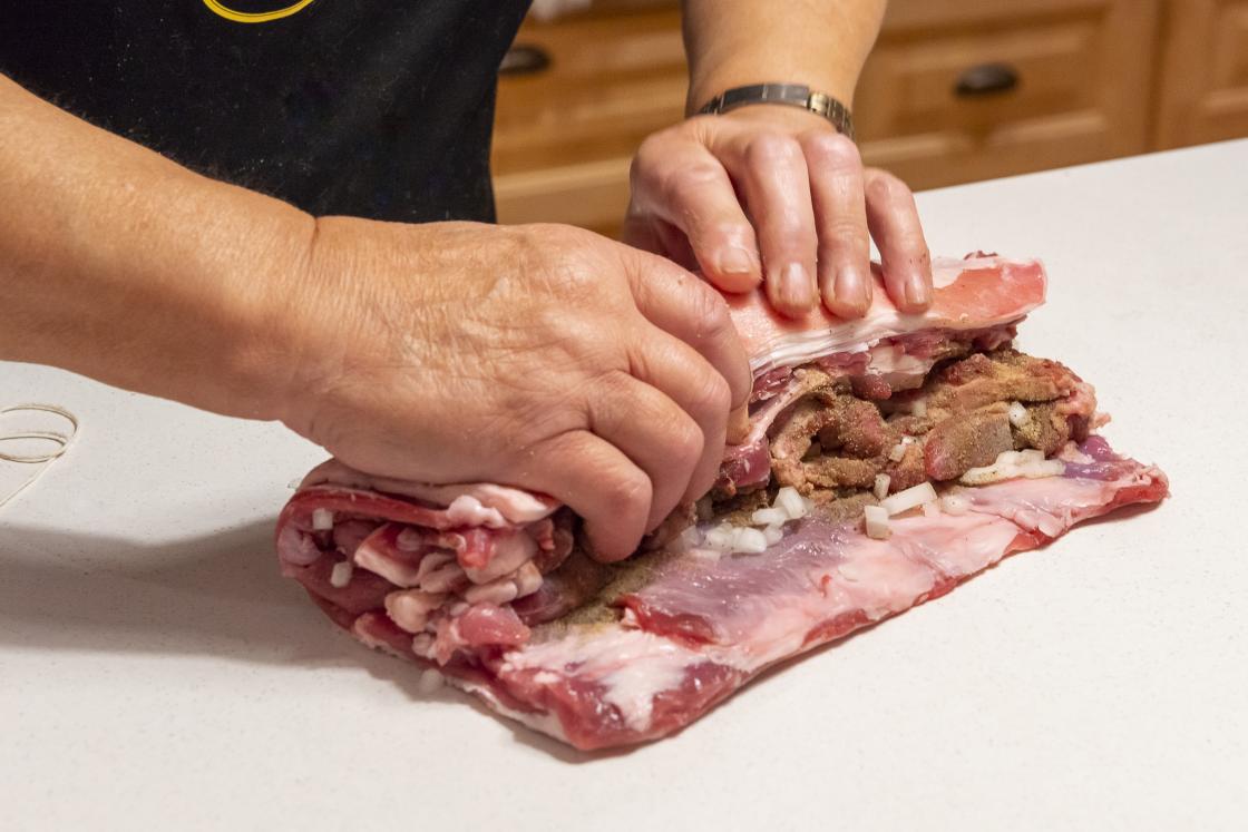 Anne Moen lager lammerull