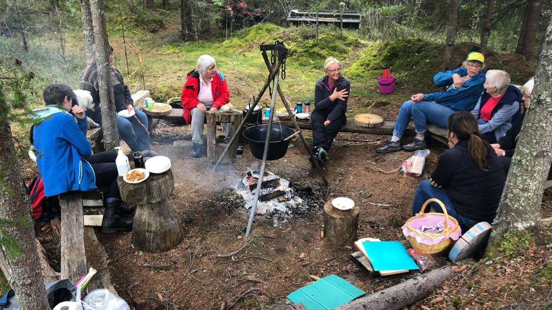 Hygge rundt bålet (Foto: Ane Aa. Grøndahl)