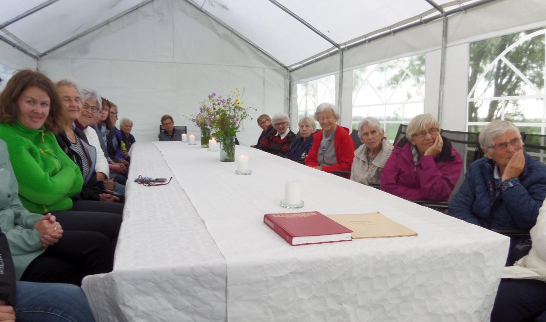 Håkon Gundersen forteller om Frogner gårds historie til lydhørt publikum