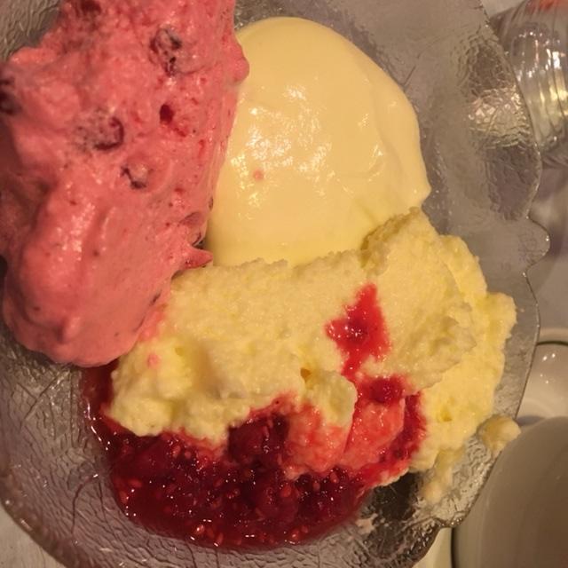 Til dessert: hylleblomstfromasj med villbringebær, marinerte bjørnebær og rosegele laga av den kvite prestegardsblomen “kronblad”.