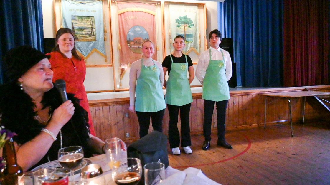 Servitører i håndbroderte forklær fra &amp;#039;bondekvinnelag&amp;#039;