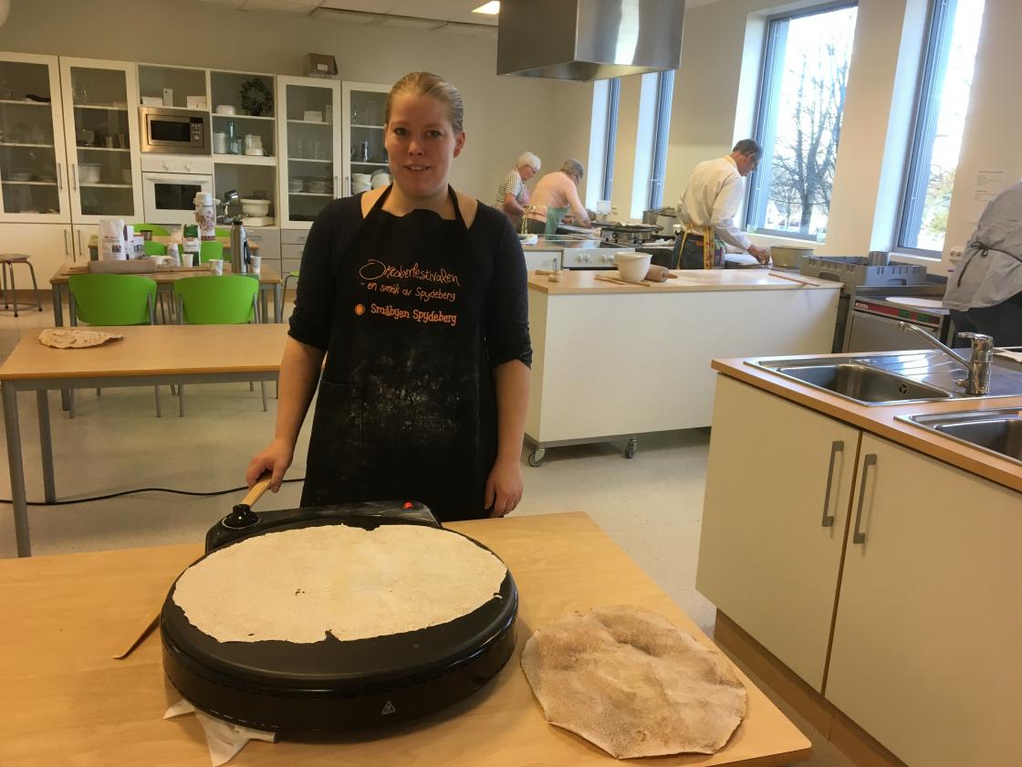 Silje steker sin første leiv