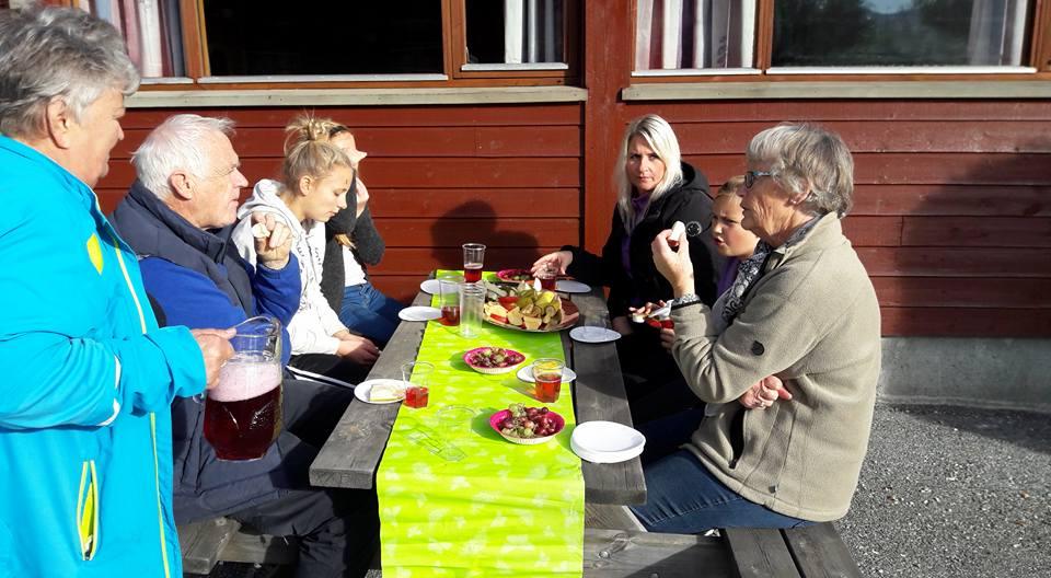Pust i bakken med saft og frukt