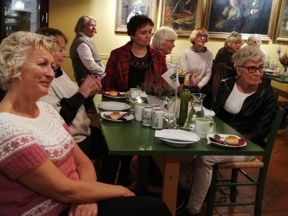 Marit og resten av forsamlingen følger spent med