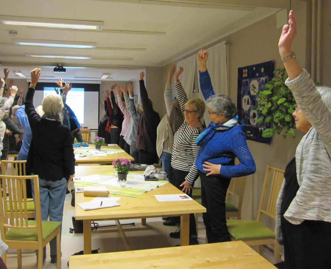 Spreke damer er med på øvelsene