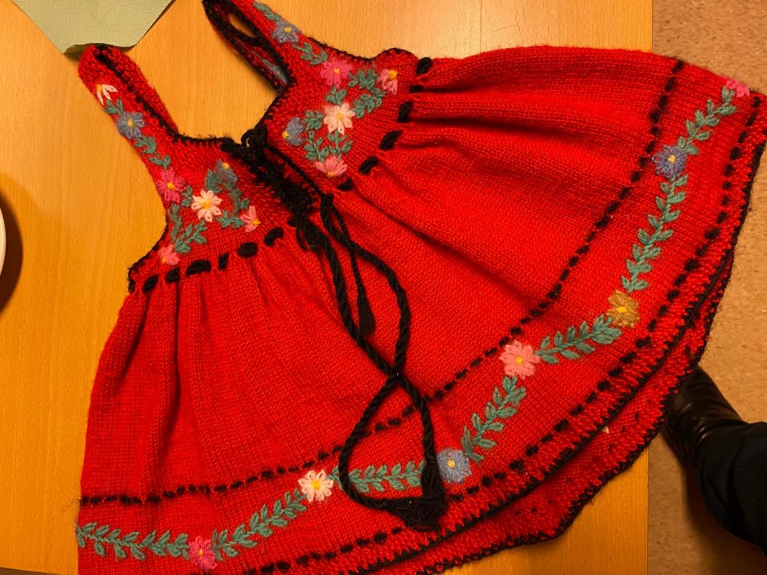 Strikket og brodert barnebunad fra 1990 tallet