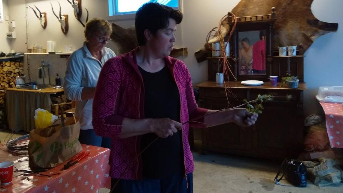 Torill inspiserer kvist