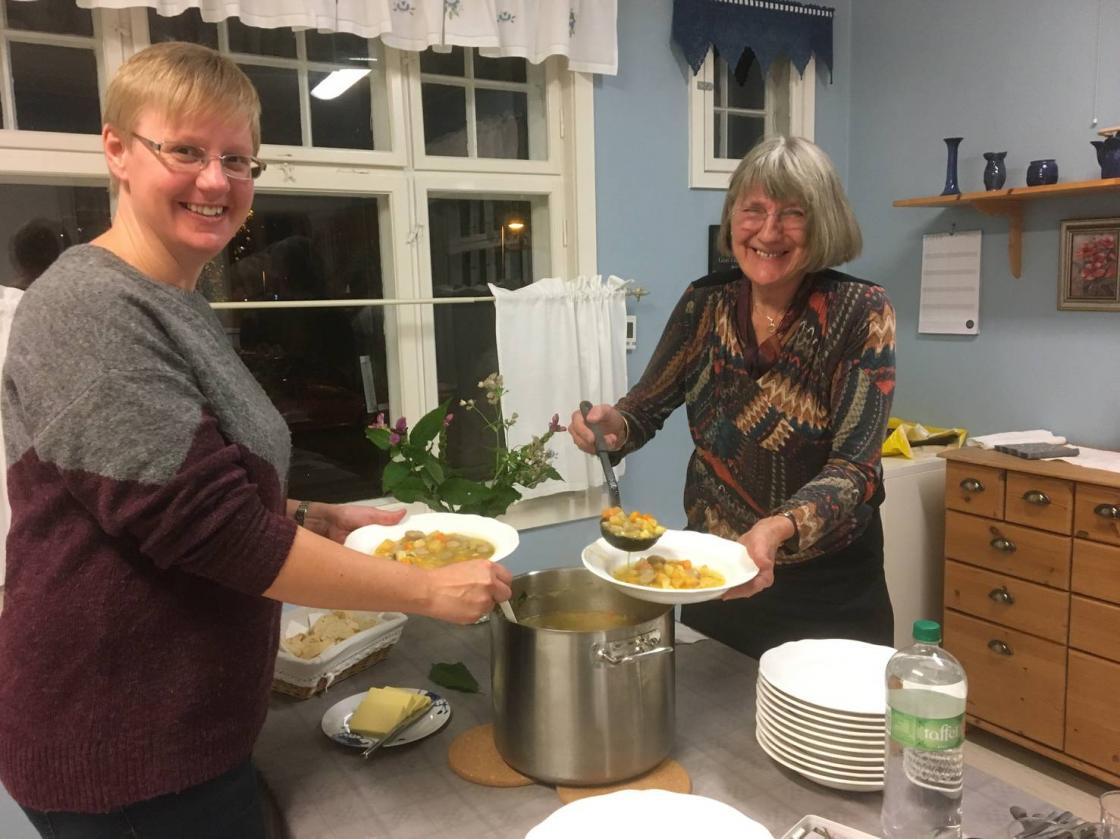 Torunn og Inger Lise serverer suppe