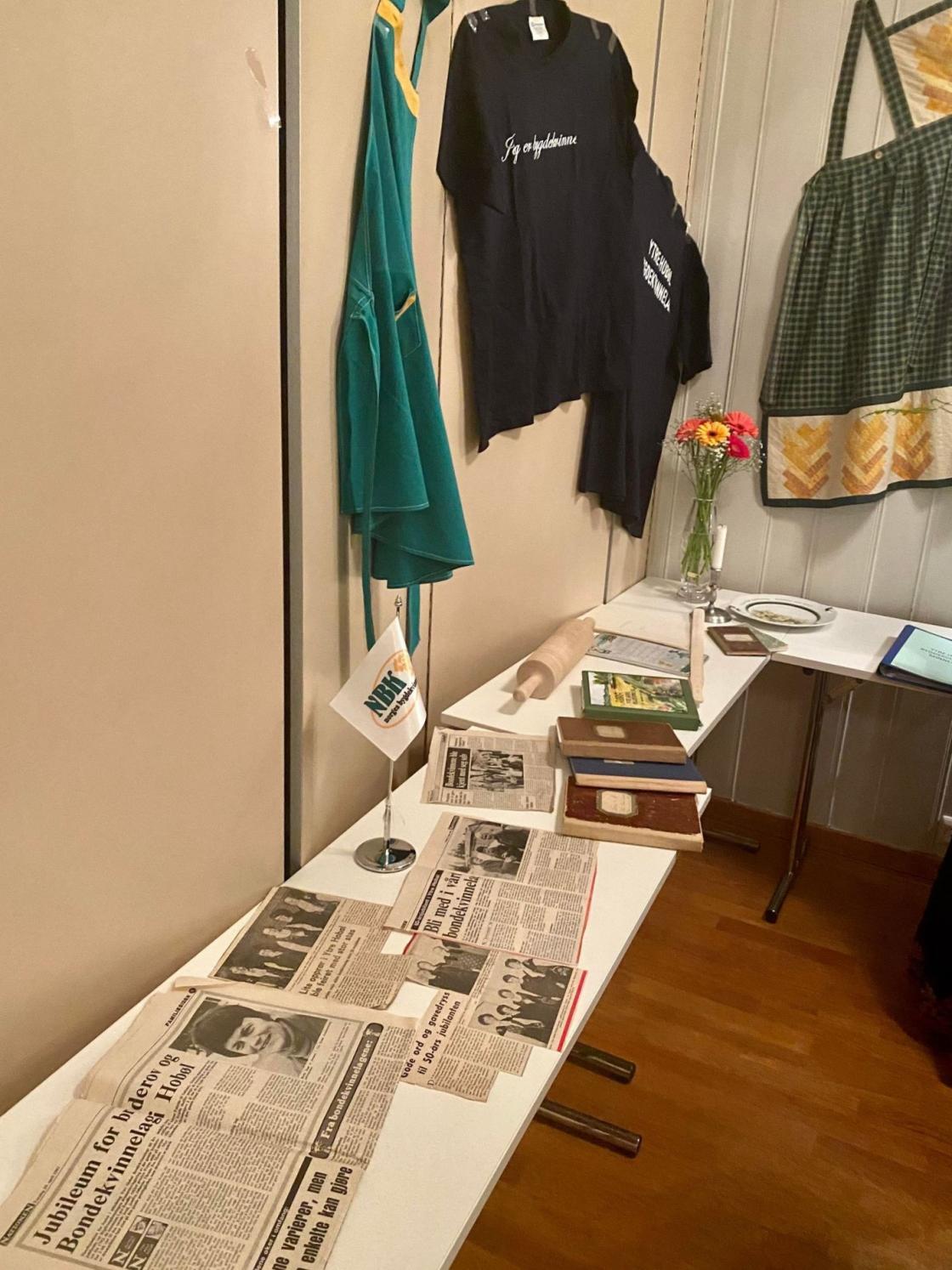 Utstilling av gamle protokoller, avisutklipp og bilder