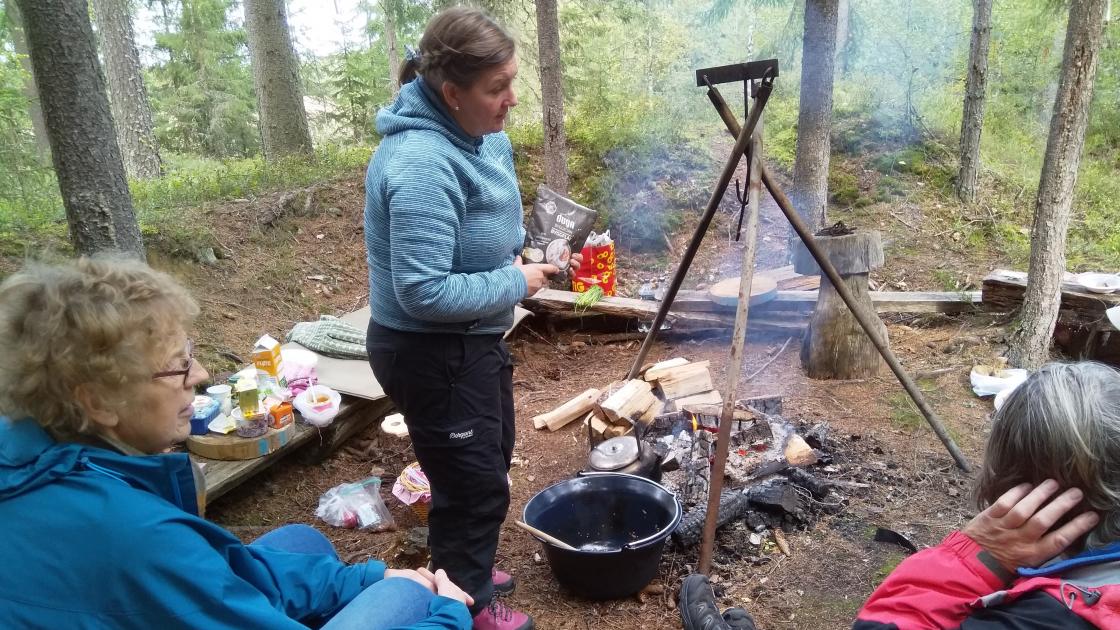 Ane forbereder dessert med bygg