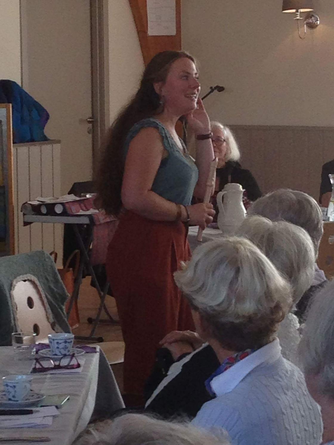 Sunniva Berg holdt minikonsert med vakker sang