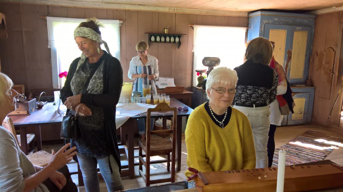 Trivelig stemning i kjøkkenet med suppe og folkemusikk.