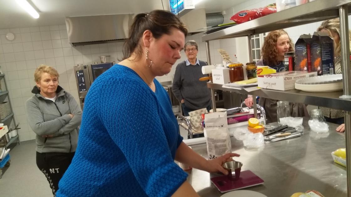 Yngvild måler opp ingredienser til surdeigstarter
