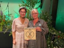 Jorun Henriksen gratulerer Det Grønne Museums direktør, Anne Bjerrekær med prisen for beste nordiske matformidler. Norges Bygdekvinnelag var nominert i samme klasse. Foto: Helle Cecilie Berger.