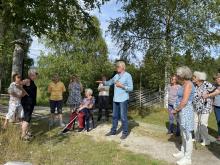 Knut Erlend forteller om gravhaugen på Bjønngarden
