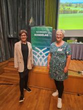 Norges Bygdekvinnelags flotte representanter til representantskapet i Norges Bondelag i dag. Fra venstre Jorun Henriksen og Monika Frisvold Vågan. Foto. Norges Bygdekvinnelag.