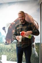 – Det blir vanskelig å erstatte proteinrike varer som kjøtt og meieriprodukter med plantebasert norsk produksjon, sier Martin H. Inderhaug er fagsjef for bærekraft i Animalia. Foto: Helle Cecilie Berger.