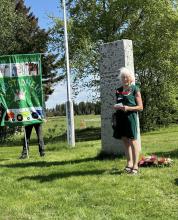 Elsa legger ned krans ved minnesmerket til Eystein Gjelsvik. Mannen bak bureisinga og busettinga på frostadheia. 