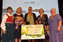 Gossen Bygdekvinnelag mottok prisen "Årets lokallag" under bygdekvinnelagets landsmøte i Ålesund. Foto: Helle Cecilie Berger. 