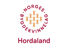 Logo for Hordaland Bygdekvinnelag, raud og gul på kvit botn